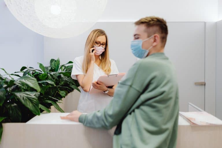 Đi khám bệnh ở Nhật: quy trình, chi phí và mẫu câu cần biết