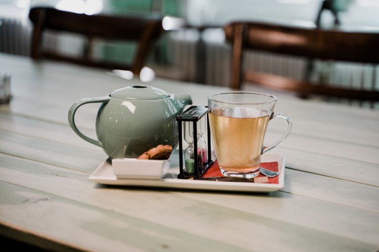 Bà bầu uống cà phê và trà xanh được không?