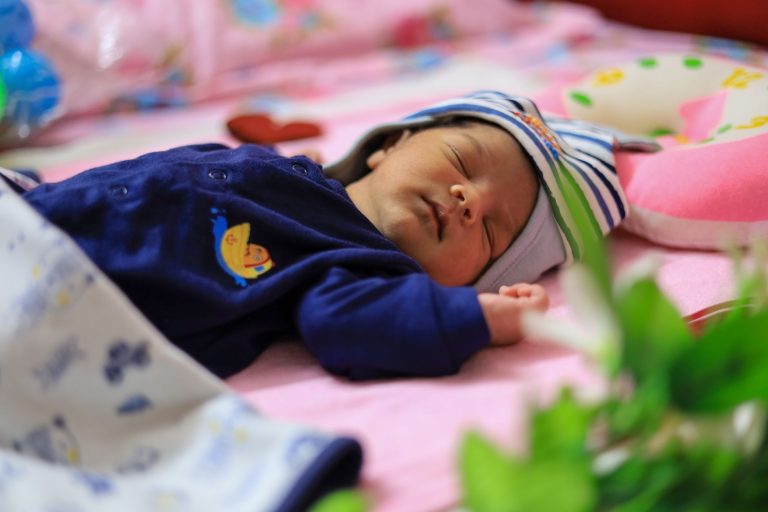 Bé 0–3 tháng: ăn, ngủ và mốc cần theo dõi