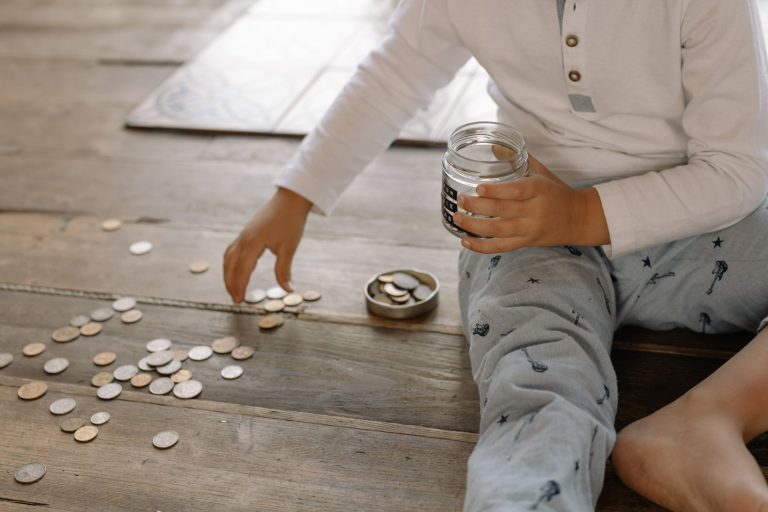 Mỗi tháng để dành 1 man cho con: gửi tiết kiệm hay chơi NISA?