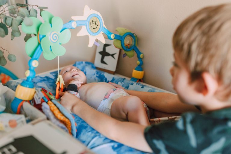 Đồ chơi cho bé 0–6 tháng ở Nhật: mua 5 món này là đủ